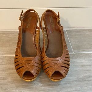 Michael Kors Pump Peep Toe Tan leather wood accent size 7